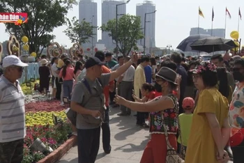 Người dân TP Hồ Chí Minh háo hức du xuân ngày đầu năm mới