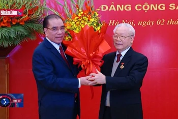 Trao Huy hiệu 55 năm tuổi Đảng tặng Đồng chí Nguyễn Phú Trọng