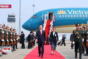 Chủ tịch nước đến Viêng Chăn, bắt đầu thăm chính thức Lào