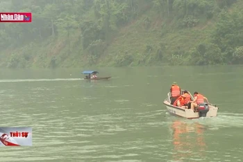 Tìm kiếm các nạn nhân đắm thuyền trên sông Lô
