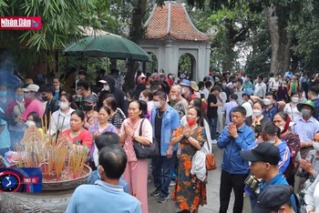 Hàng nghìn người dâng hương tại Đền Hùng ngày chính Lễ