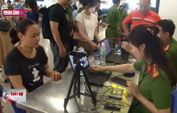 Hỗ trợ kích hoạt tài khoản định danh điện tử ở sân bay Nội Bài
