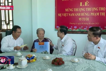 Phó Chủ tịch Thường trực Quốc hội Trần Thanh Mẫn thăm các gia đình chính sách tại Long An