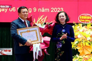 Trao Huy hiệu 40 năm tuổi Đảng tặng GS, TS Nguyễn Xuân Thắng