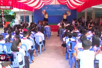 Trẻ em gốc Việt Nam tại Campuchia tích cực học tiếng mẹ đẻ