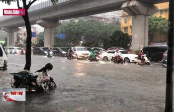 Hà Nội mưa lớn khiến các tuyến đường bị ngập, giao thông ùn tắc