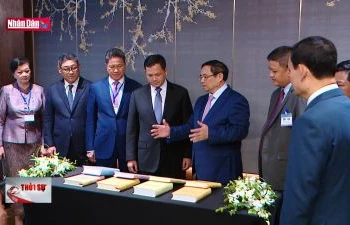Thủ tướng tặng Thủ tướng Campuchia sách của Tổng Bí thư Nguyễn Phú Trọng