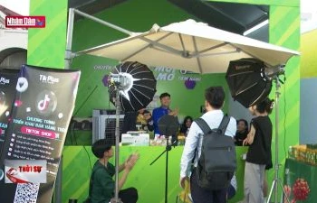 Nhiều Tiktoker livestream bán hàng giúp tiểu thương chợ Bến Thành