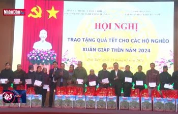 Báo Nhân Dân trao hỗ trợ xây 10 nhà đại đoàn kết và quà Tết tại Hà Nam