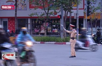 Cảnh sát giao thông Hà Nội bám đường, bám chốt trong giá rét