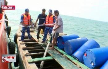 Vận chuyển nước ngọt đến với người dân đảo Hòn Chuối