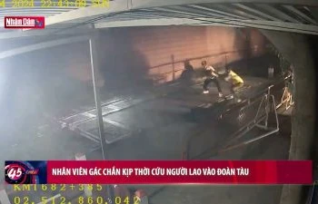 Nhân viên gác chắn cứu người lao vào đoàn tàu