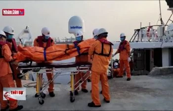 Đưa 4 thi thể trong vụ chìm sà lan ở Quảng Ngãi vào bờ