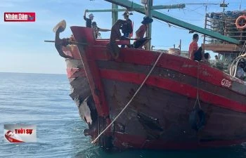 Quảng Bình: Kịp thời cứu 8 ngư dân gặp nạn