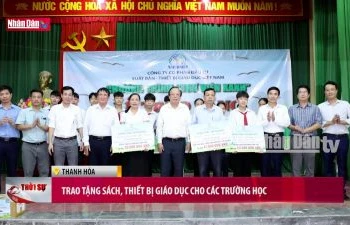 Trao tặng sách, thiết bị giáo dục cho các trường học