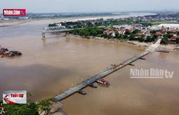 Hoàn thành lắp cầu phao Phong Châu