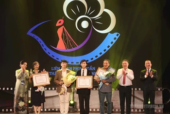 3 tác giả đạt giải vàng liên hoan phim ngắn TPHCM năm 2023 nhận giải tại buổi lễ