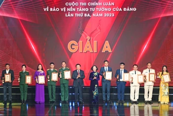 Đồng chí Trương Thị Mai và đồng chí Nguyễn Xuân Thắng trao giải A cho các tác giả, nhóm tác giả.