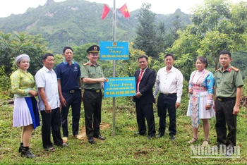 Đại diện Công an tỉnh Cao Bằng trao tặng công trình "Ánh sáng An ninh" cho bà con xóm Nà Ca.