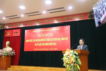 Đồng chí Nguyễn Văn Thể, Ủy viên Trung ương Đảng, Bí thư Đảng ủy Khối phát biểu chỉ đạo hội nghị.