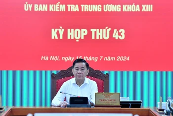 Đồng chí Trần Cẩm Tú, Ủy viên Bộ Chính trị, Bí thư Trung ương Đảng, Chủ nhiệm Ủy ban Kiểm tra Trung ương chủ trì Kỳ họp thứ 43. 