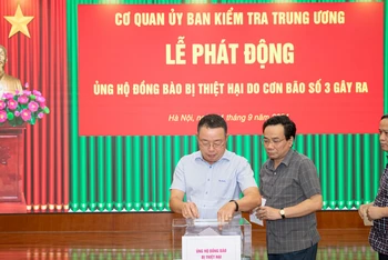 Các đồng chí lãnh đạo Ủy ban Kiểm tra Trung ương tham gia chia sẻ khó khăn với đồng bào bị thiệt hại do cơn bão số 3. (Ảnh: Sơn Tùng)