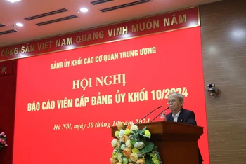 GS, TS Đinh Xuân Dũng truyền đạt chuyên đề.