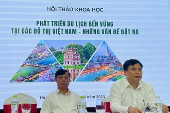Phó Cục trưởng Cục Du lịch Quốc gia Việt Nam Phạm Văn Thủy (bên trái) và Viện trưởng Viện Nghiên cứu Phát triển Du lịch Nguyễn Anh Tuấn chủ trì Hội thảo.