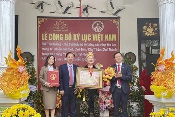 Đại diện Tổ chức Kỷ lục Việt Nam trao xác lập kỷ lục cho đồng thầy, nghệ nhân Nguyễn Đức Hiển - đại diện Phủ Tiên Hương.