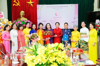 Trao Quyết định thành lập Câu lạc bộ Di sản Áo dài Việt Nam Thành phố Hải Phòng. 