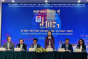 Các thành viên Ban tổ chức chia sẻ thông tin về Festival Huế 2024 tại buổi họp báo. 