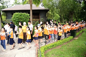 Khu Di tích Chủ tịch Hồ Chí Minh tại Phủ Chủ tịch là "địa chỉ đỏ" luôn thu hút đông đảo các tầng lớp nhân dân, trong đó có các em thiếu niên, nhi đồng tới tham quan, học tập.