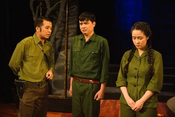 Cảnh trong vở "Làng song sinh" (Nhà hát Kịch Hà Nội)-Huy chương Vàng Liên hoan Sân khấu Kịch nói năm 2021. 