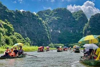 Du khách có xu hướng lựa chọn những hành trình ngắn ngày, tới những điểm du lịch không quá xa trong kỳ nghỉ lễ Quốc khánh. Trong ảnh: Du khách tham quan Tam Cốc, Ninh Bình.