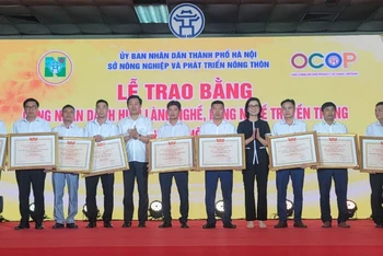 Lãnh đạo Sở Nông nghiệp và Phát triển nông thôn Hà Nội trao bằng công nhận làng nghề, làng nghề truyền thống.