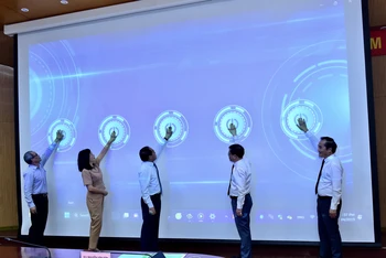 Lãnh đạo tỉnh Tuyên Quang bấm nút ra mắt ứng dụng Tuyên Quang ID.