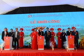 Các đại biểu bấm nút khởi công dự án đường nối tỉnh lộ 342 đến quốc lộ 279 qua trung tâm xã Sơn Dương.