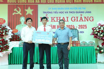 Đại diện Báo Nhân Dân và đại diện Công ty cổ phần Văn hóa đọc và học Việt Nam-Sàn Văn hóa học và đọc Việt Nam (hocdoc.vn) trao tặng học bổng cho nhà trường. 