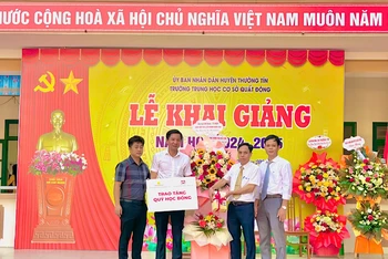 Đại diện Liên hiệp Hợp tác xã Liên minh Quốc gia Việt Nam phối hợp Công ty cổ phần Văn hóa đọc và học Việt Nam-Sàn Văn hóa học và học Việt Nam trao tặng quà cho nhà trường.