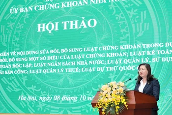 Chủ tịch Ủy ban Chứng khoán Nhà nước Vũ Thị Chân Phương phát biểu tại hội thảo.