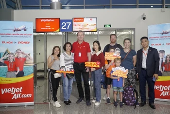 Phó Tổng giám đốc Vietjet Michael Hickey cảm ơn và tặng quà hành khách trên chuyến bay đầu tiên đến Australia.