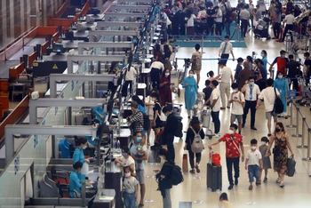 Hành khách làm thủ tục tại sân bay Nội Bài.