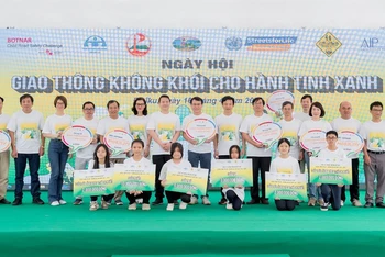 Đại biểu và Hoa hậu Liên lục địa 2022 Lê Nguyễn Bảo Ngọc trao tặng giải thưởng cuộc thi Những tấm ảnh biết nói cho các học sinh.