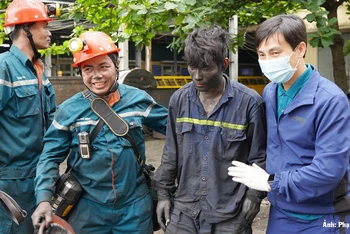 Lực lượng cứu hộ đưa công nhân Phạm Công Nhiên lên cửa lò an toàn.