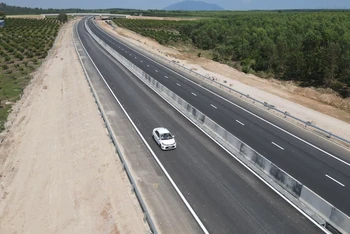 Một đoạn tuyến cao tốc bắc-nam, dự án Phan Thiết-Vĩnh Hảo.