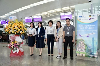 Bà Nguyễn Thị Kim Ngân, Phó Giám đốc Cảng Hàng không quốc tế Nội Bài tặng hoa cho các hành khách.