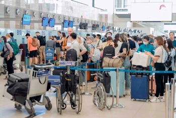 Hành khách làm thủ tục hàng không tại Cảng Hàng không quốc tế Nội Bài.