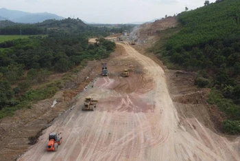 Dự án thành phần cao tốc bắc-nam đoạn Quy Nhơn-Chí Thạnh đã bàn giao 76% diện tích mặt bằng, Chí Thạnh-Vân Phong bàn giao 89%, nhưng vẫn chưa thể triển khai đồng loạt các mũi thi công.
