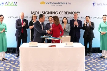 Ông Lê Hồng Hà - Tổng Giám đốc Vietnam Airlines và Bà Katrin Kandel - Tổng giám đốc Tổ chức Facing The World ký và trao đổi biên bản ghi nhớ hợp tác.
