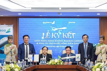 Ông Hoàng Anh Tuấn, Chủ tịch Jovita và ông Trương Phương Thành, Phó Tổng Giám đốc Bamboo Airways ký thỏa thuận hợp tác chiến lược.